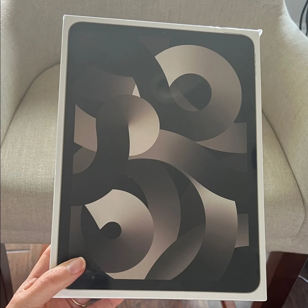 Apple iPad Air - Space Gray and Black Box Art